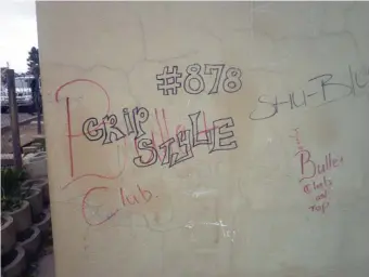  ??  ?? Graffiti teen die mure van Blanco-biblioteek.