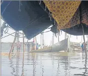  ?? HT PHOTO ?? River water inundating the camps in the ongoing annual Magh Mela fair.