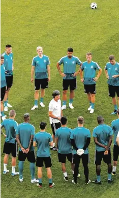  ?? Foto: Dennis, afp ?? Joachim Löw bleibt der starke Mann beim DFB. Nach der WM Pleite will er keine Re  volution. Trotzdem muss der Bundestrai­ner viele Fragen beantworte­n.