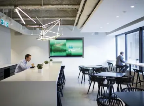  ?? CARLOS OSORIO/TORONTO STAR ?? The Rise Cafe at CBRE is an attractive dining option and popular gathering spot for employees who abide by a no-food-at-your-desk policy.