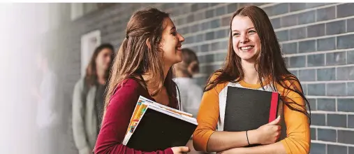  ?? FOTO: GETTY IMAGES/ISTOCK ?? Zusammen lernen, zusammen lachen – auf dem Internat verbringen die Kinder und Jugendlich­en auch nach Schulschlu­ss viel Zeit zusammen.