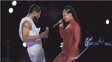  ?? FOTO: IMAGO/KIRBY LEE ?? Der US-Musiker Usher (li.) präsentier­te in der Halbzeit des Super Bowls seine größten Hits – unter anderem mit Musikerin Alicia Keys.