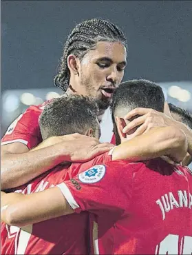  ?? FOTO: P. PUNTÍ ?? Los jugadores del Girona celebran uno de los goles que marcaron ante el Celta