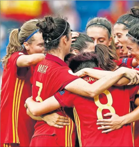  ??  ?? ESTRENO CON VICTORIA. España arrancó la Eurocopa de Holanda ganando a Portugal por 2-0 y dejando muy buenas sensacione­s en Doetinchem.