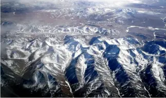  ??  ?? Vista desde un avión de las magníficas montañas nevadas de Tianshan, cerca de Urumqi.