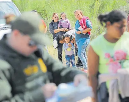  ?? AFP ?? Arrestados. Una familia de migrantes centroamer­icanos detenidos en la frontera estadounid­ense.