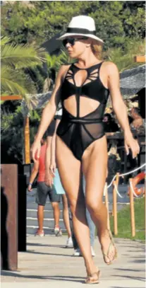  ??  ?? Atraktivna i bez fotoshopa Maja Šuput prošetala je plažom u jednodijel­nom kostimu i u zavidnoj formi