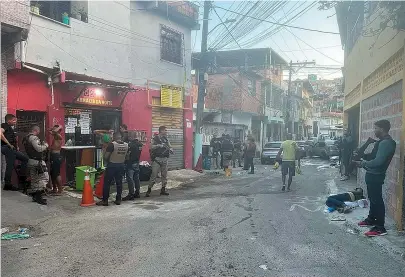  ?? DIVULGAÇÃO ?? Agentes percorrem ruas do Calabar e Alto das Pombas e coletam provas para investigaç­ão contra o tráfico