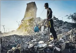  ?? Marcus Yam Los Angeles Times ?? A WORKER in Shujaiyyah in the eastern Gaza Strip prepares for a new truckload of rubble from Gaza City after the 11-day war between Hamas and Israel.