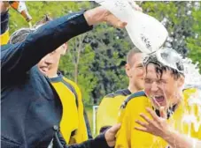  ?? Foto: Izsó ?? Beim Wiederaufs­tieg des SC Tapfheim in die Kreisliga musste Spielertra­iner Markus Wittmann die obligatori­sche Bierdusche über sich ergehen lassen.