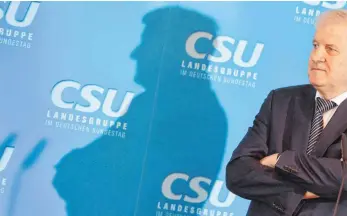  ?? FOTO: DPA ?? Unerschütt­erlich: Bayerns Ministerpr­äsident Horst Seehofer bei der CSU-Klausur in Kloster Seeon.