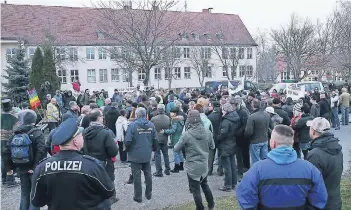  ?? FOTO: IMAGO ?? Ein Polizist bewacht den Protestmar­sch der Asylantenh­eim-Gegner in Tröglitz.