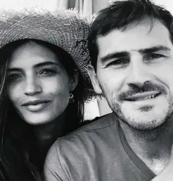  ??  ?? Sara Carbonero e Iker Casillas, protagonis­tas de una semana de mociones de censura y guerras políticas