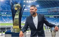  ?? ?? EL EXPORTERO de Rayados posa con algunos trofeos que ganó