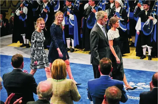  ?? ALBERTO R. ROLDÁN Y EUROPA PRESS ?? La Familia Real entra en el teatro para presidir la ceremonia de los Premios Princesa de Asturias