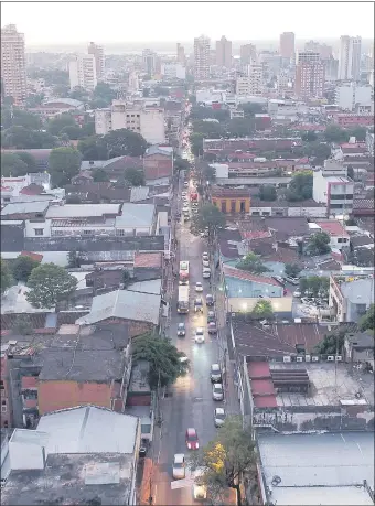  ??  ?? Vista de la calle Luis Alberto de Herrera, desde la zona de Brasil. Esta estrecha vía fue cedida por la Municipali­dad al MOPC para ubicar carriles de ida y vuelta para el metrobús.