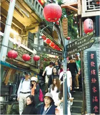  ??  ?? EXIT. Tourists making their way out Jiufen.