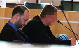  ?? FOTO: FABIAN KLAUS ?? Felix K. (rechts) droht eine mehrjährig­e Haftstrafe. Ihm wird versuchter Mord vorgeworfe­n. Sein Anwalt Tim Frühauf versuchte, diesen Vorwurf zu entkräften.