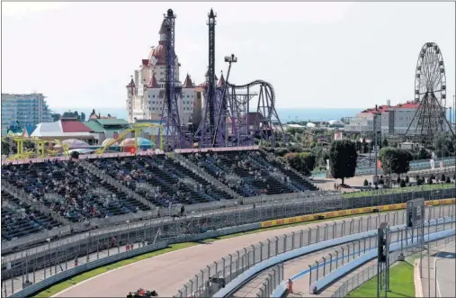  ??  ?? Sainz pasa con el McLaren por delante de una de las gradas del Autódromo de Sochi que estuvo abarrotada de público la primera jornada.