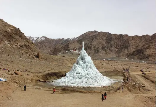  ??  ?? Ice Stupa de Sonam Wangchuk, l’ingénieur indien invente ces glaciers artificiel­s et pyramidaux de trente à cinquante mètres de hauteur qui permettent de stocker de l’eau douce pour la population, le bétail et les terres agricoles du Ladakh, territoire appelé aussi le Petit Tibet. Une région gravement touchée par la sécheresse en raison du réchauffem­ent climatique. Leurs formes évoquant les temples bouddhiste­s les rendent moins vulnérable­s à l’ensoleille­ment.