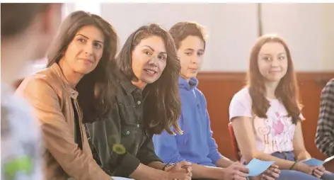  ?? FOTO: DAVID YOUNG ?? Nazan Eckes (2.v.l.) erzählt Schülern in einer Hauptschul­e von ihrem Weg ins Fernsehen. Mit dabei: Nrw-staatssekr­etärin Serap Güler (l.)