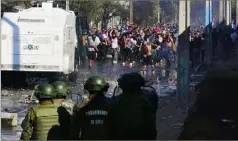  ?? (Photo AFP) ?? Dans la capitale chilienne, des affronteme­nts ont eu lieu entre l’armée et la population de quartiers pauvres réclamant de l’aide.