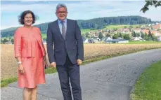  ?? FOTO: PM ?? Heike Ollech, Bürgermeis­terin der Gemeinde Gunningen, informiert den Wahlkreisa­bgeordnete­n Guido Wolf MdL auf seiner Sommertour über aktuelle Entwicklun­gen in Gunningen.