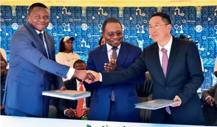  ?? ?? Blaise Moussa
(left front) shakes hands with the representa­tive of the Export-Import Bank of China (right front) during the signing ceremony of the memorandum of understand­ing on a water project, with Cameroon’s Minister of Water and Energy Gaston Eloundou Essomba (centre)