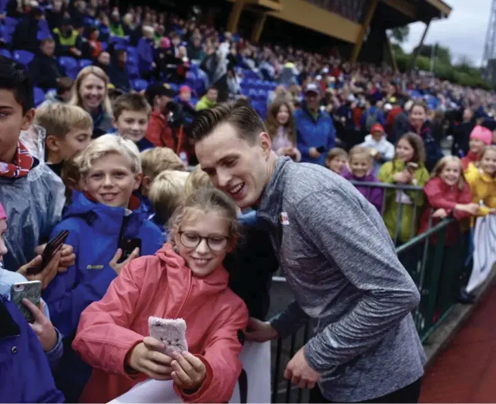  ??  ?? POPULAER: Gullgutten fra Ulsteinvik, Karsten Warholm, var en mann alle ville ha en bit av på Fana Stadion.