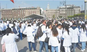  ??  ?? En abril de este año, los médicos del Hospital General protestaro­n en el Zócalo para exigir a las autoridade­s federales un aumento salarial y mejoras laborales. Hoy pasantes también se manifestar­án a partir de las 10:00 horas.