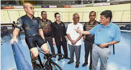  ?? — Bernama ?? Take care of yourself: Asian Games chef-de-mission Datuk Seri Abdul Azim Mohd Zabidi (right) speaking to Azizulhasn­i Awang at the National Velodrome in Nilai. Looking on is Malaysian National Cycling Federation (MNCF) president Datuk Abu Samah Abd...