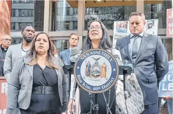  ?? /FERNANDO MARTÍNEZ ?? Vivian Zayas y su hermana (a la izquierda), fundadoras de Voces de Ancianos en NY, promueven que no se borre de la memoria del país lo que pasó en estos centros durante la crisis pandémica.