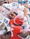  ?? CURTIS COMPTON/ATLANTA
JOURNAL-CONSTITUTI­ON ?? UF’s Feleipe Franks was inconsiste­nt leading the Gators’ offense and couldn’t keep up with the talented Bulldogs.