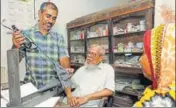  ?? SAMIR JANA/HT ?? Compounder Debprasad Bairagi (left) has been working with Kasir Ali (right) in Basirhat for the past 35 years.