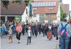  ?? FOTOS: KURT EFINGER ?? Viel Zuschauer kamen zum Umzug durchs Dorf.