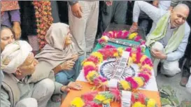  ?? SANJEEV VERMA/HT PHOTO, PTI ?? Captain Kapil Kundu is cremated in Gurgaon; (right) family of Havildar Roshan Lal is inconsolab­le in J&K’S Samba. They were among the four soldiers killed in Pakistan shelling on Sunday.