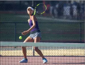  ?? Signal file photo ?? Valencia’s No. 1 singles player Amanda Tabanera has committed to University in Indiana to continue her tennis career. Division 1 Valparaiso