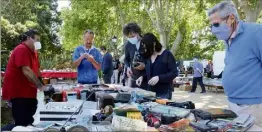  ?? (Photos Gilbert Rinaudo) ?? Les promeneurs ont retrouvé leurs habitudes entre les étals installés sur les bords du Carami.