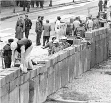  ?? ANSA ?? L’inizio della costruzion­e del Muro a Berlino, il 13 agosto 1961