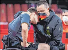  ?? FOTO: MIKA VOLKMANN/IMAGO IMAGES ?? Gemeinsame­s Leid: Thomas Brüchle tröstet seinen Teamkamera­den Tom Schmidberg­er nach der knappen Niederlage gegen China. Bei der Siegerehru­ng konnten sie sich nicht über Silber nicht freuen.