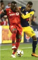  ?? JON BLACKER/THE CANADIAN PRESS ?? Toronto FC’s Jozy Altidore battles Michael Murillo of the Red Bulls for possession in Saturday night’s game.