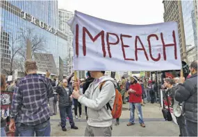  ??  ?? Marchan. Cientos de personas protestan contra Donald Trump en Chicago, Illinois.