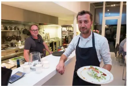  ?? FOTO'S JORIS HERREGODS ?? Chefkok Matty van den Brande (links) staat in de keuken, Philippe Maeremans in de zaal. “We werken met seizoensge­bonden producten, die we voor zichzelf laten spreken”, zegt Matty.