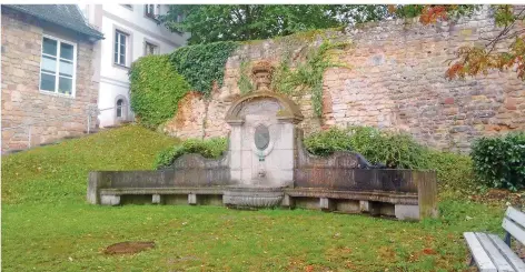  ?? FOTO: SILVIA BUSS ?? Der Luisenbrun­nen in der Altneugass­e steht vor einem Rest der Stadtmauer.