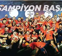 ?? IBFK2014/TWITTER ?? KALI PERTAMA: Skuad Istanbul Basaksehir merayakan kesuksesan memenangi Super Lig 2019–2020 awal pekan ini (20/7).