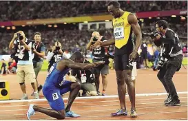  ??  ?? Der neue König Justin Gatlin verneigte sich vor dem großen Bolt