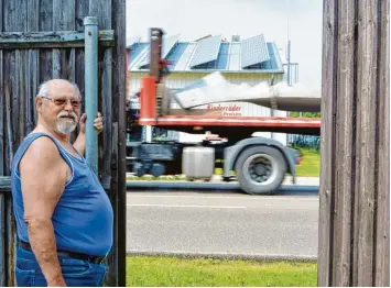  ?? Fotos: Peter Stöbich ?? Direkt vor Hermann Habersetze­rs Gartentür braust der Verkehr weiterhin auf der B 2 vorbei. Er wohnt im Süden in Richtung Me ring und kann während der Bauarbeite­n keine Ruhe genießen.