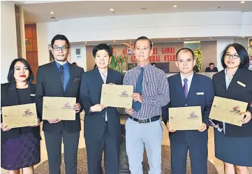  ??  ?? Lensin Printing & Trading representa­tive Wong Lay Pek (third right) handing over the pledge cards to Ho who is also the coordinato­r of the 14th Dynasty Run after the press conference yesterday.