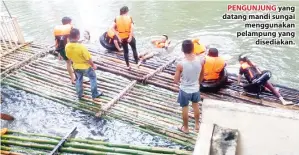  ??  ?? PENGUNJUNG yang datang mandi sungai menggunaka­n pelampung yang disediakan.