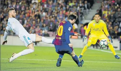  ?? FOTO: PEP MORATA ?? Leo Messi estuvo a punto de marcar otro gol en la segunda mitad pero su disparo casi sin ángulo lo detuvo Keylor Navas